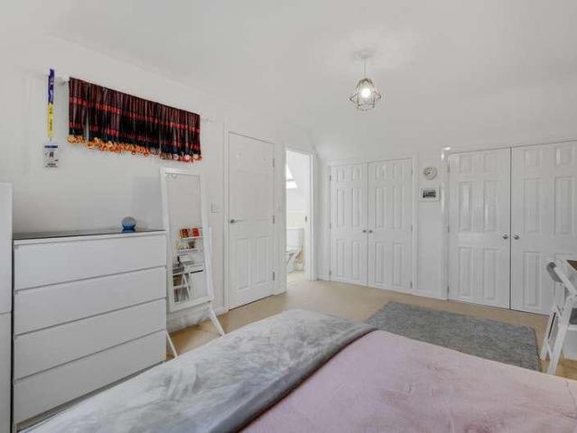 5 bed house for sale