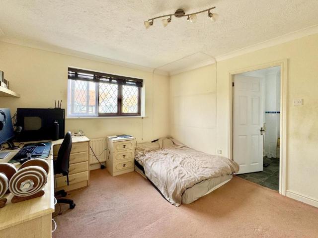 5 bed house for sale