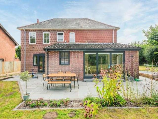 5 bed house for sale
