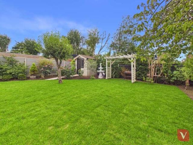 5 bed house for sale