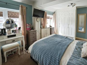 5 bed house for sale
