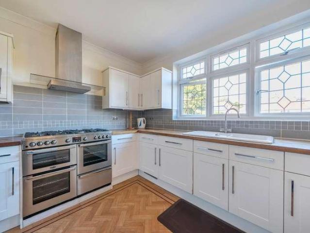 5 bed house for sale
