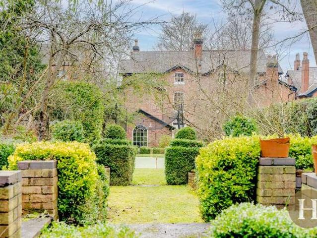 5 bed house for sale
