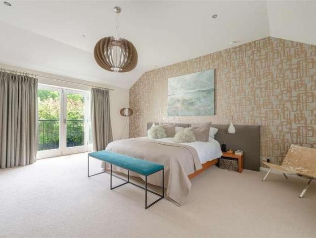 5 bed house for sale