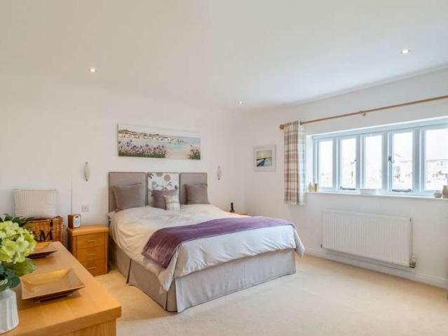 5 bed house for sale