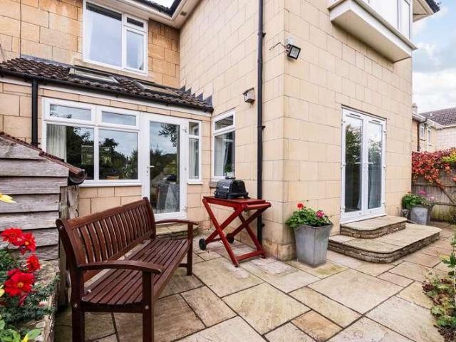 6 bed house for sale