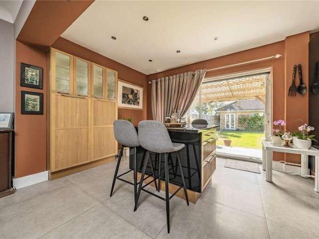 5 bed house for sale