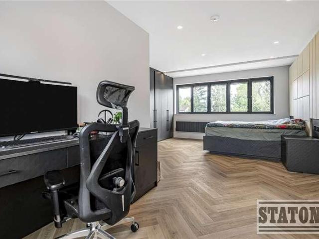 5 bed house for sale