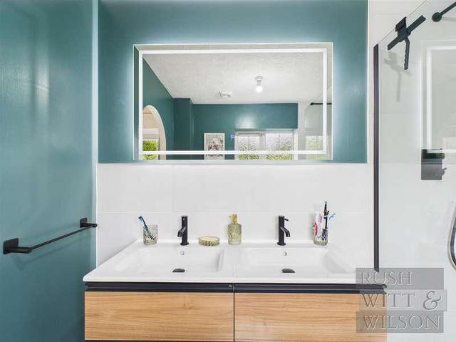 5 bed house for sale