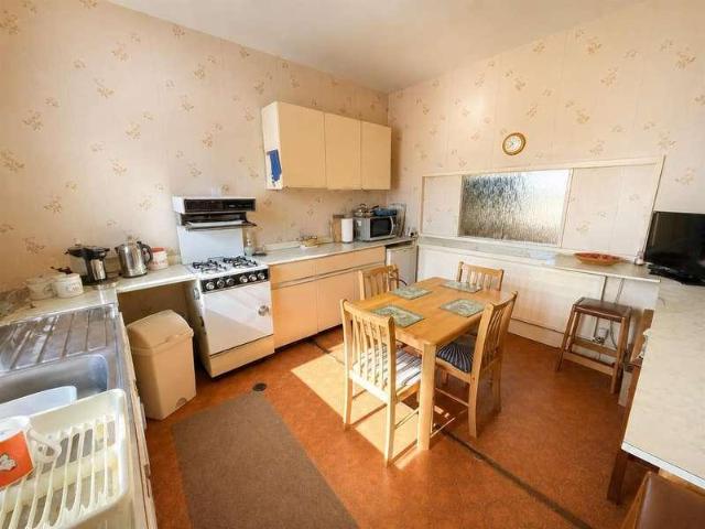 5 bed house for sale