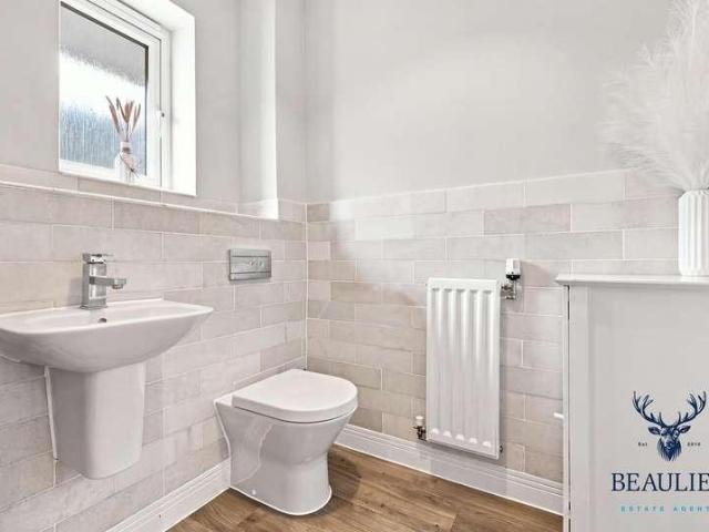 5 bed house for sale