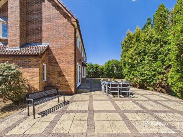 5 bed house for sale