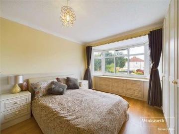 5 bed house for sale