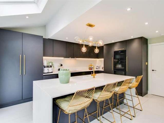 5 bed house for sale