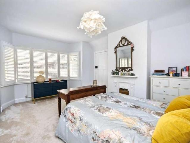 5 bed house for sale
