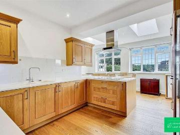 5 bed house for sale