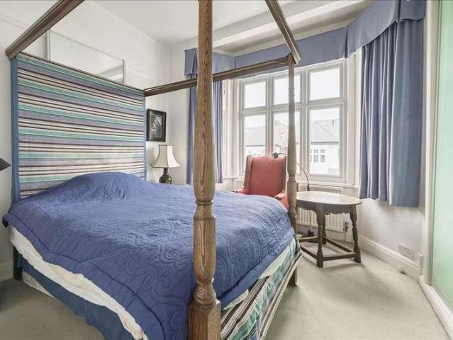 5 bed house for sale