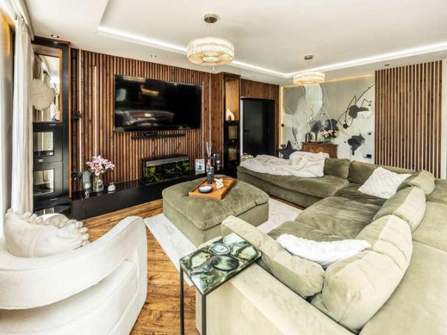 5 bed house for sale