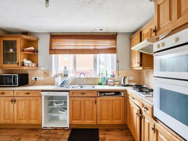 5 bed house for sale
