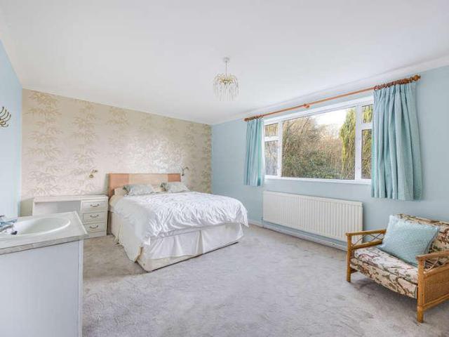 5 bed house for sale