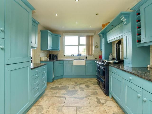 5 bed house for sale