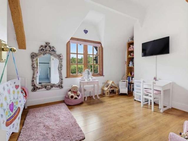 5 bed house for sale