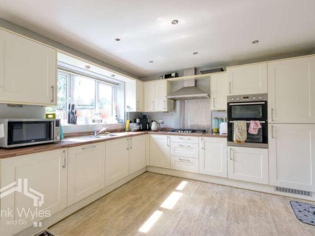 5 bed house for sale