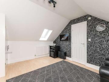 5 bed house for sale