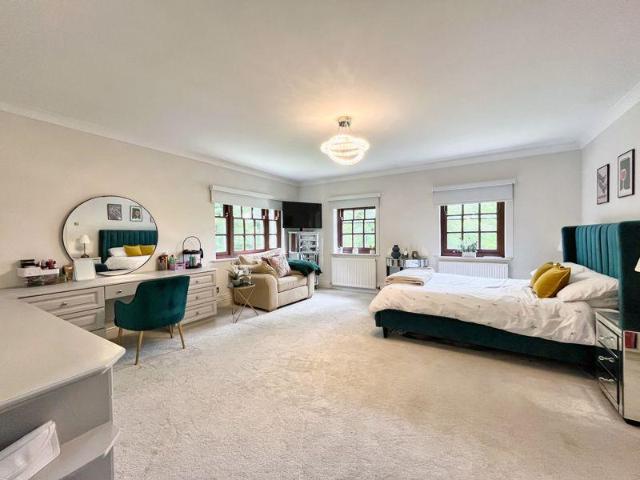 5 bed house for sale