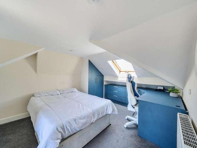 5 bed house for sale
