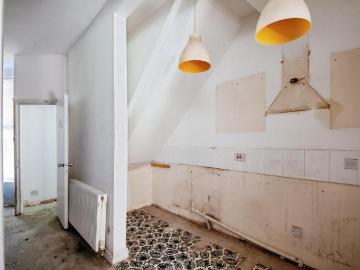 5 bed house for sale