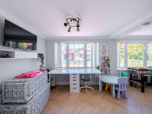 5 bed house for sale
