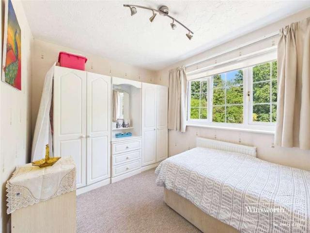 5 bed house for sale