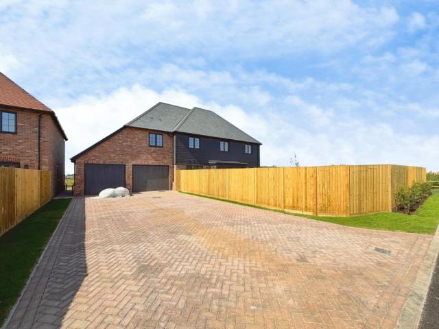 5 bed house for sale