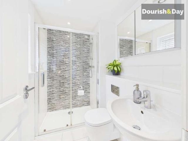 5 bed house for sale