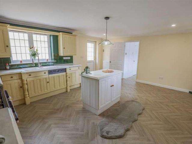 5 bed house for sale