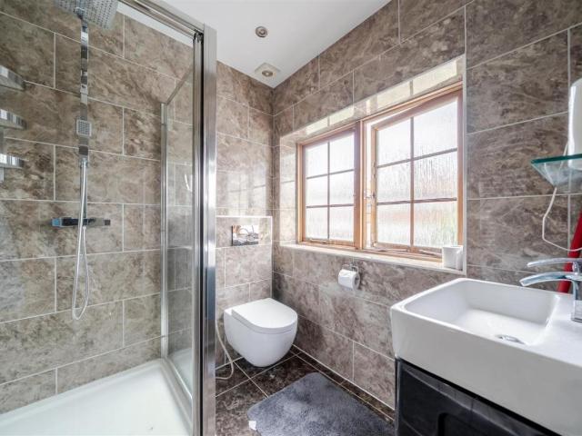 5 bed house for sale