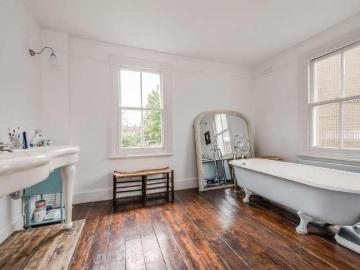 5 bed house for sale