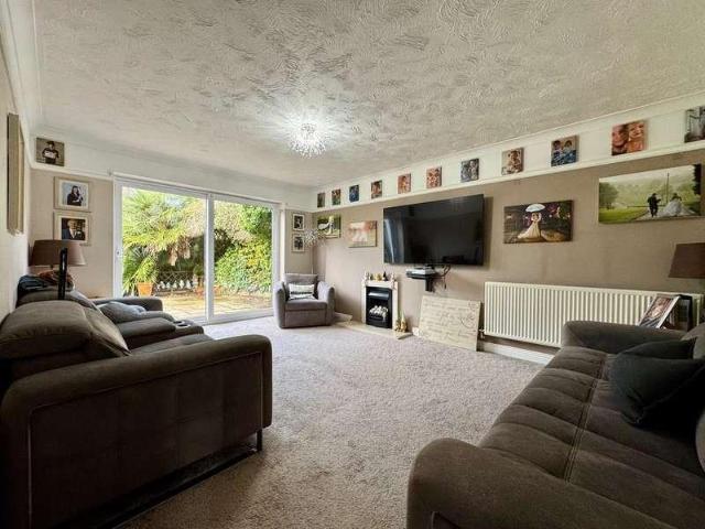 5 bed house for sale