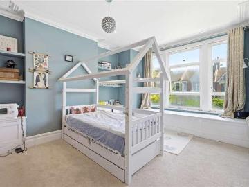 5 bed house for sale