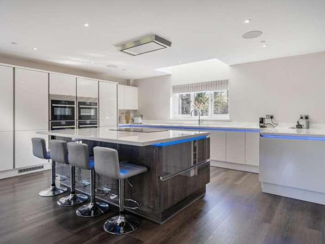 5 bed house for sale