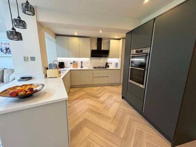 5 bed house for sale