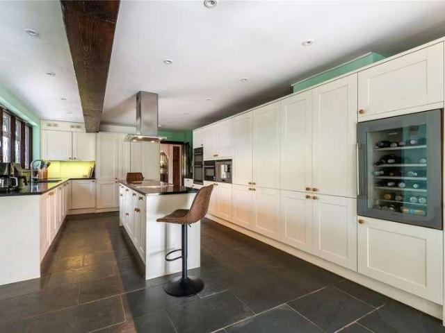 5 bed house for sale