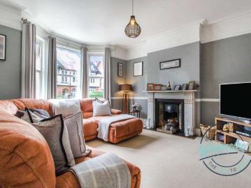 5 bed house for sale