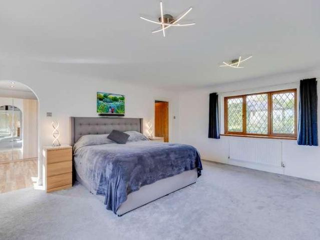 5 bed house for sale