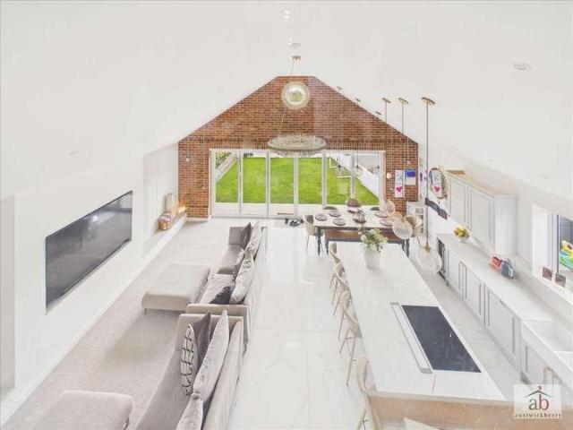 6 bed house for sale