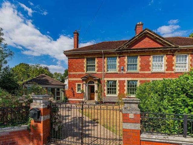 5 bed house for sale