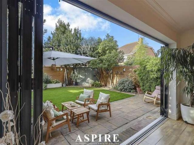 5 bed house for sale