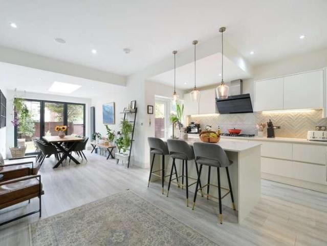 5 bed house for sale