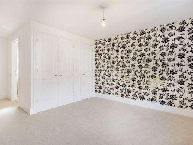 5 bed house for sale